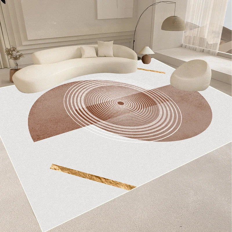 Un tapis moderne et minimaliste, orné de formes géométriques et de couleurs neutres, crée une ambiance apaisante et élégante dans ce salon.