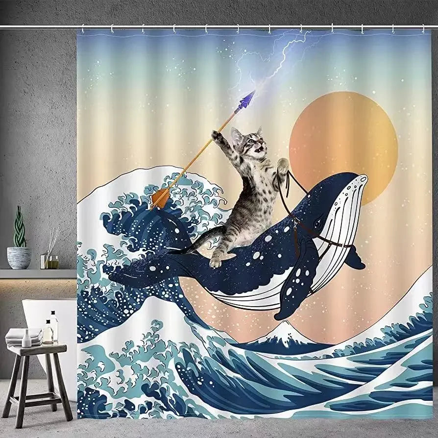 Rideau de douche artistique et fantaisiste représentant un chat chevauchant une baleine bleue dans une mer agitée, inspirée de l'estampe japonaise 'La Grande Vague de Kanagawa'. Le chat, en position héroïque, tient une lance enflammée pointée vers le ciel, d'où jaillit un éclair. En arrière-plan, un soleil orangé se lève ou se couche, ajoutant une ambiance épique et mythologique à la scène.