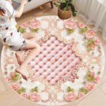 Tapis circulaire décoré de motifs floraux roses, accompagné de plantes vertes dans un pot en osier, créant une ambiance élégante et apaisante.