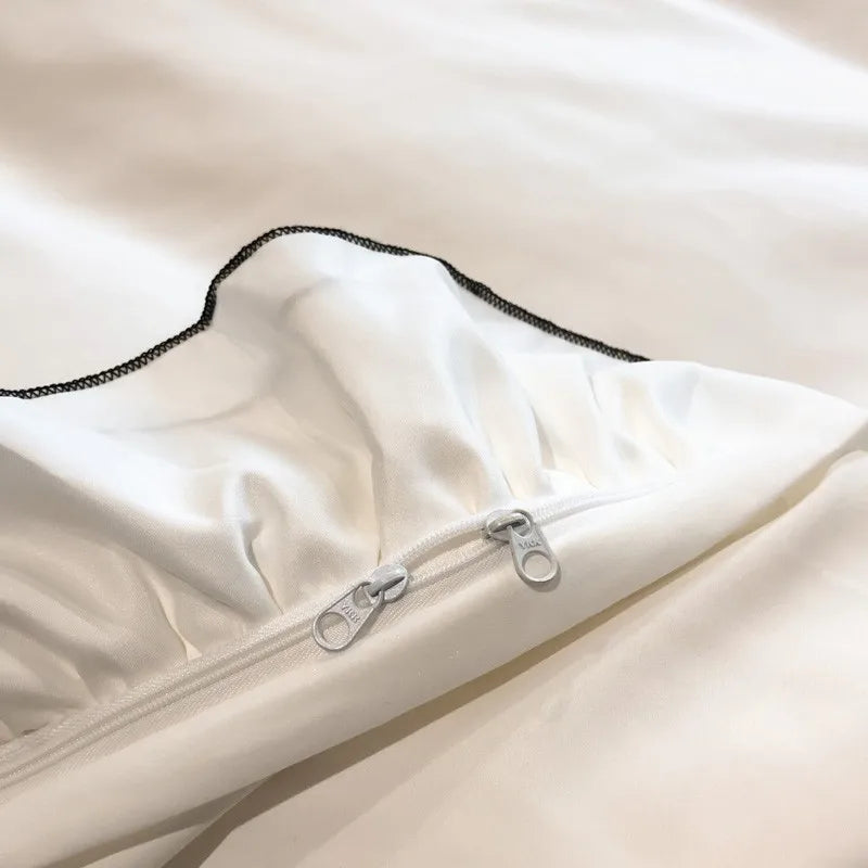 Housse de couette blanche dans une chambre décorée avec style
