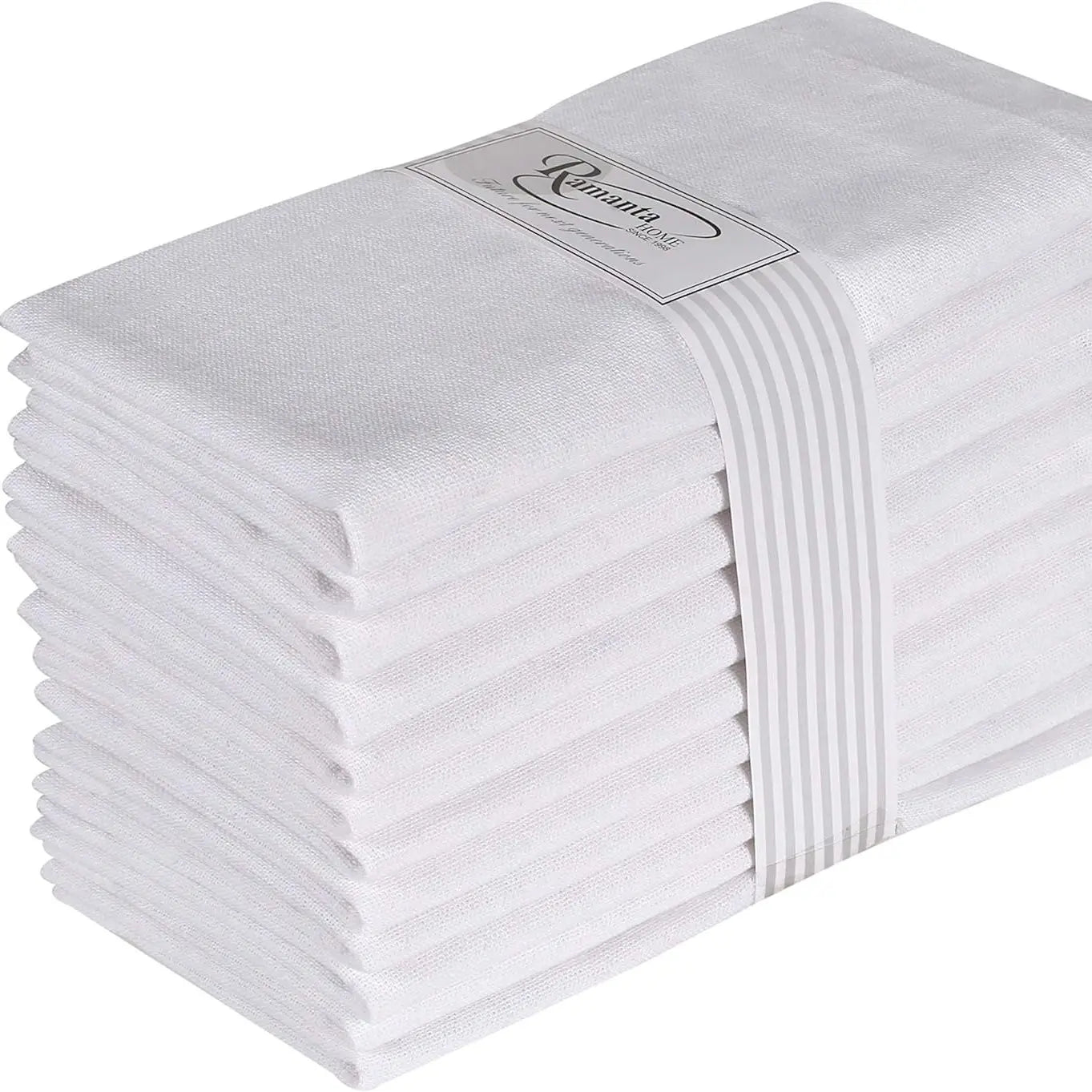 Ensemble de serviettes de cuisine blanches empilées avec un logo sur l'étiquette.