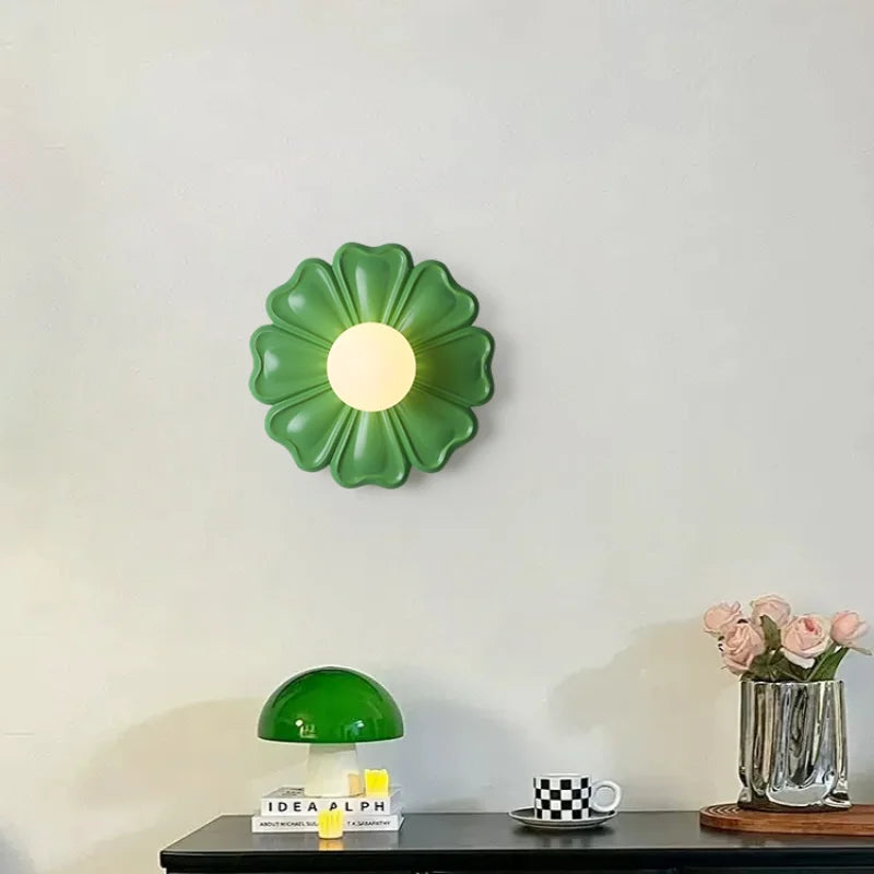 Vue de côté de l'applique murale fleur moderne