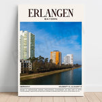 L'image montre une vue panoramique de la ville d'Erlangen en Bavière, Allemagne, avec des immeubles de grande hauteur et un canal d'eau traversant le paysage urbain sous un ciel bleu dégagé.