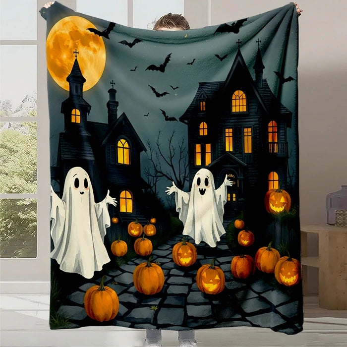 Décor d'Halloween avec des fantômes, des citrouilles et une pleine lune dans un paysage nocturne.