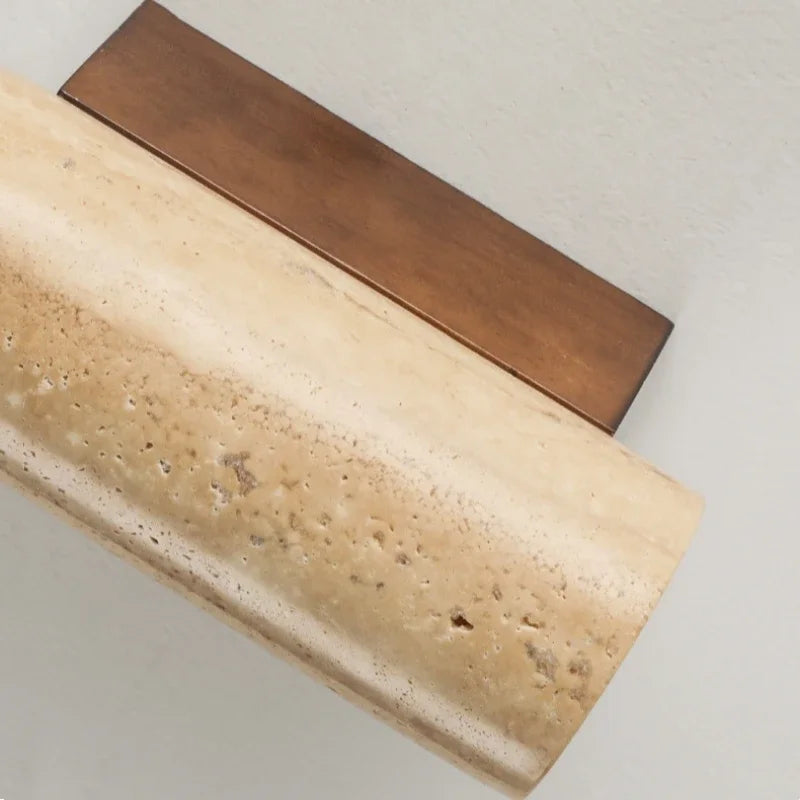 Installation de l'applique murale en travertin dans un couloir avec éclairage doux