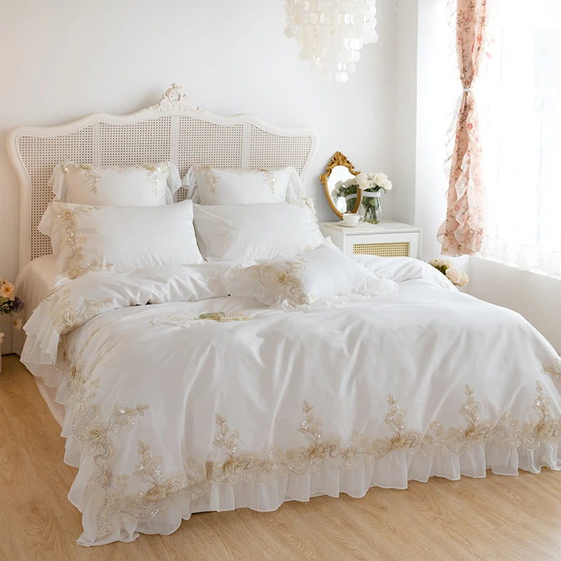 Détail de la dentelle brodée sur la housse de couette blanche