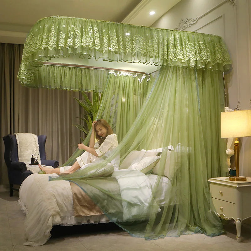 La photo montre une chambre à coucher élégante avec un lit à baldaquin vert orné de rideaux et de dentelle, mettant en scène une jeune femme assise sur le lit dans une robe blanche.