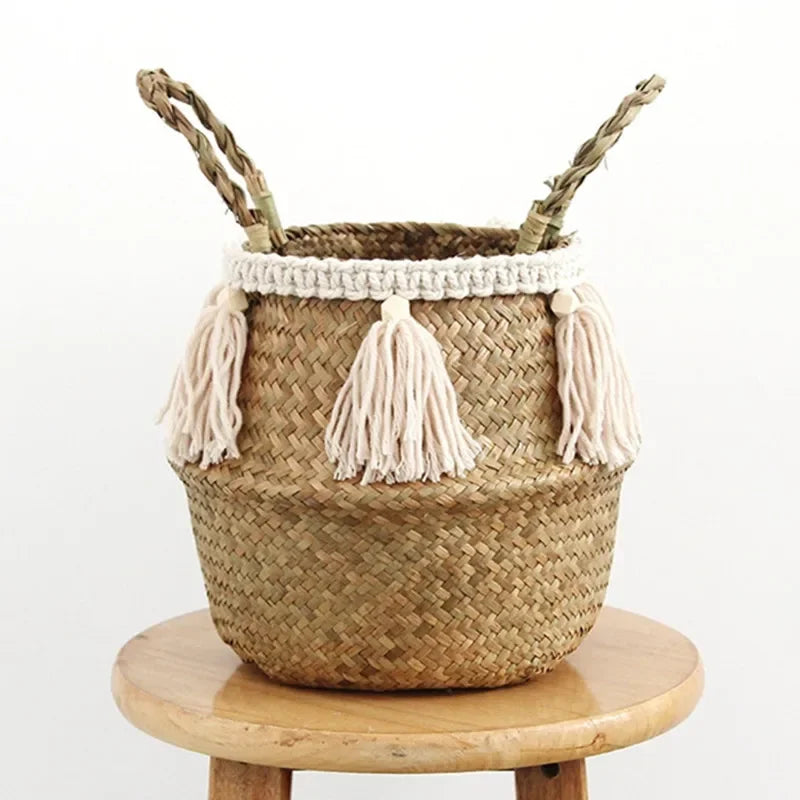 Panier de rangement en jonc de mer blanc dans une chambre pour stocker du linge