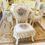 Ensemble de chaises décorées avec de magnifiques motifs floraux et dentelle, créant une atmosphère élégante et raffinée.