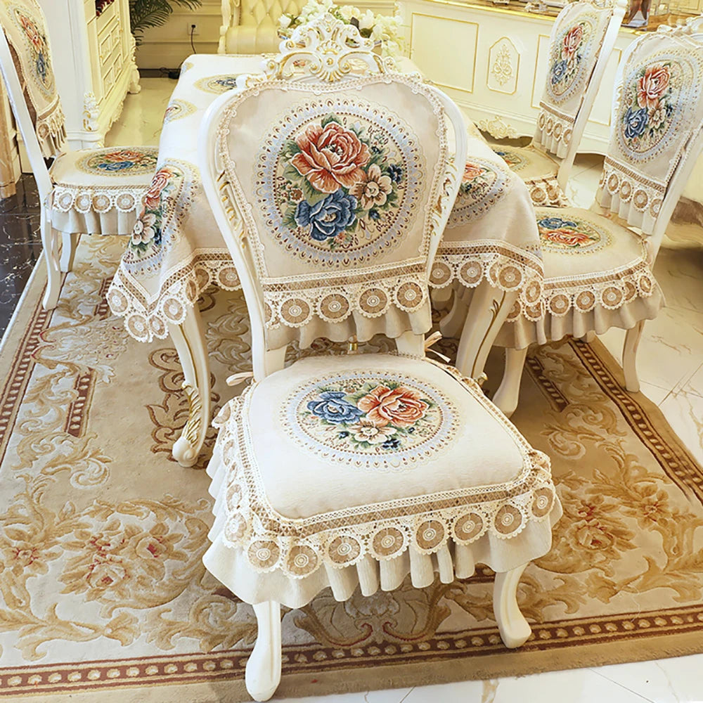 Ensemble de chaises décorées avec de magnifiques motifs floraux et dentelle, créant une atmosphère élégante et raffinée.