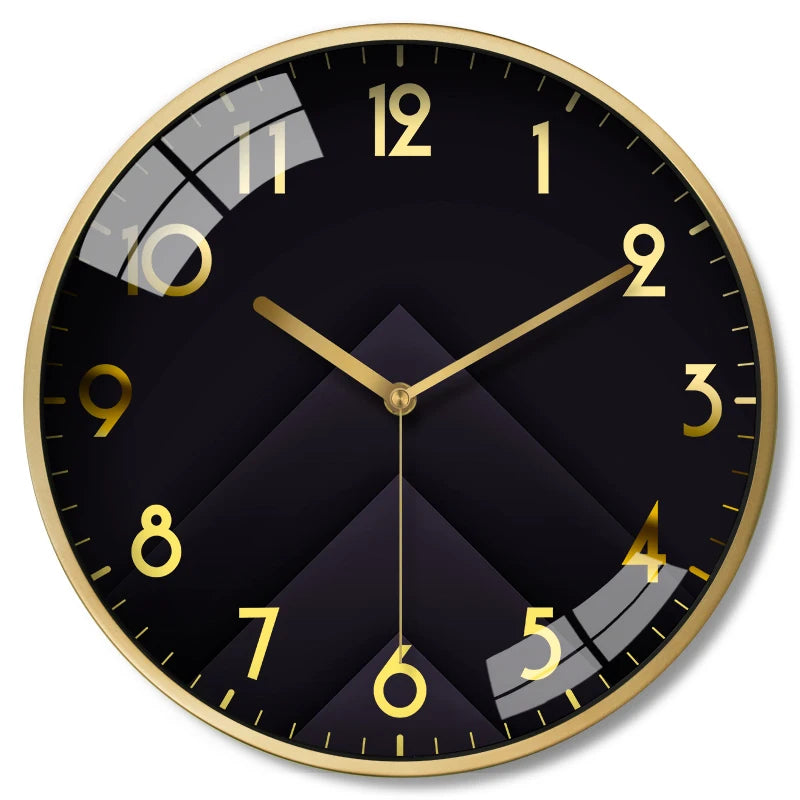 Détail des aiguilles de l'horloge murale noire