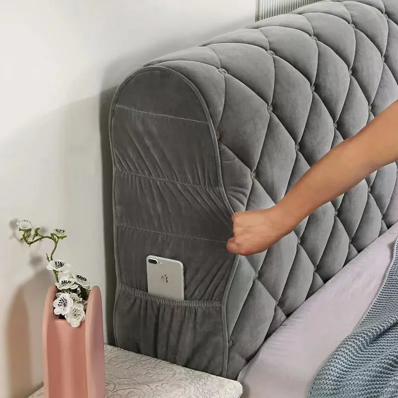 Couvre-tête de lit en couleur bordeaux dans une chambre élégante