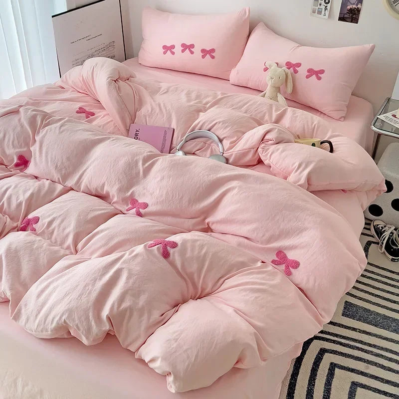 Housse de couette rose dans une chambre d'enfant décorée