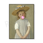 Une jeune fille avec un chapeau de paille et un chewing-gum rose sur le visage.