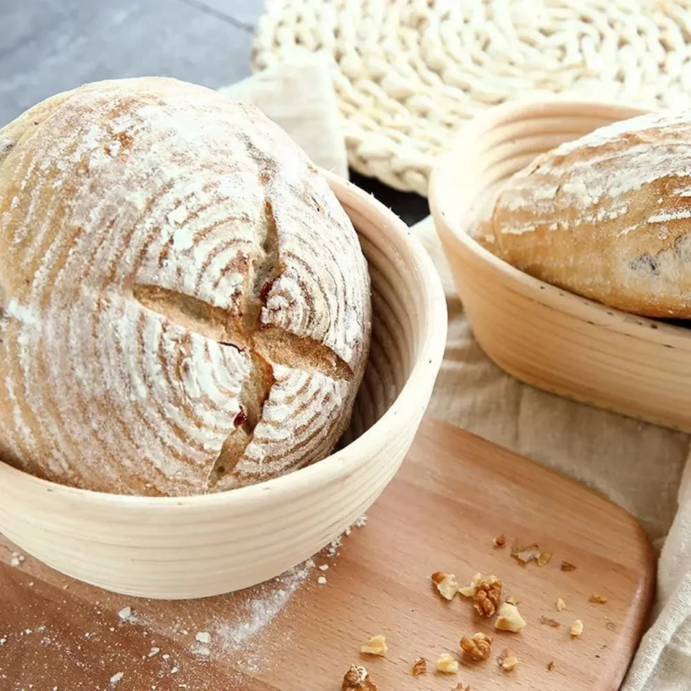 Panier à pain en rotin avec pain au levain