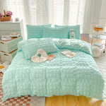 Housse de couette froncée en tissu à bulles vue de près