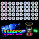 Sous-verre lumineux LED rond rouge allumé sur table de bar