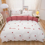 Housse de couette coeurs d'amour rouges mignons sur un lit