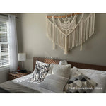 Tapis mural macramé dans un salon avec décoration bohème
