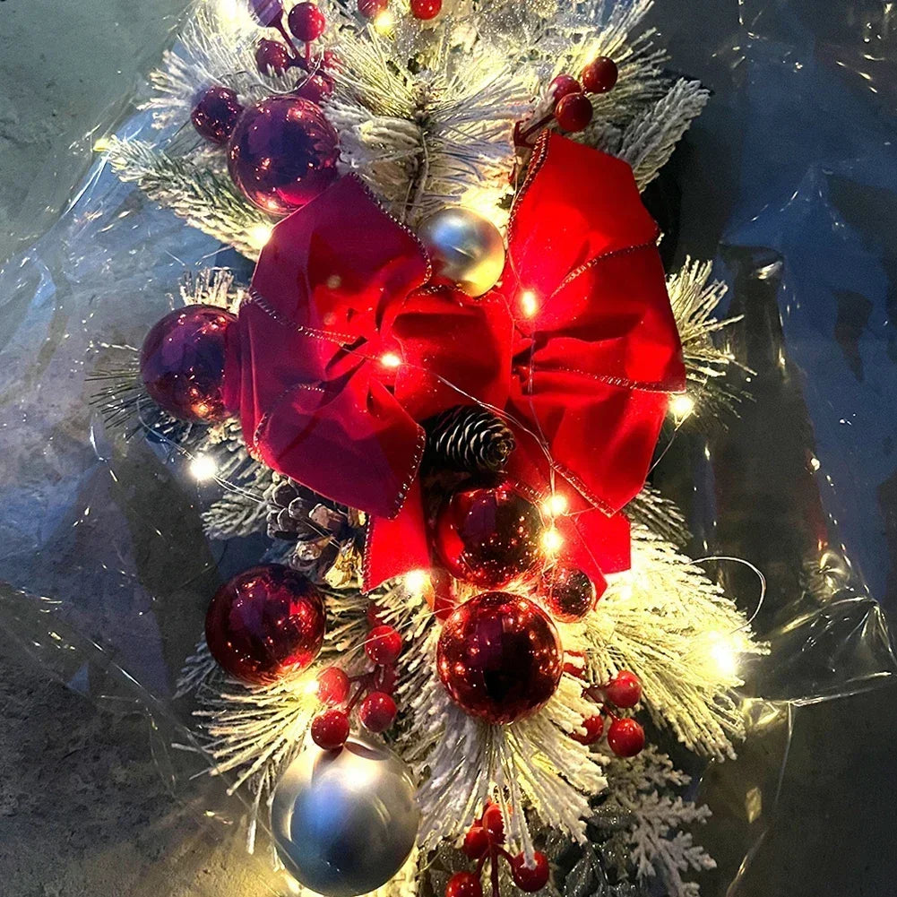 Décoration d'escalier festive avec boules et branches