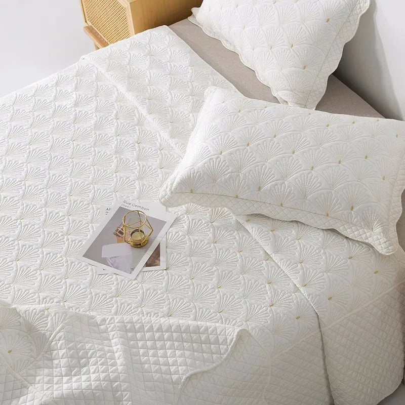 Ensemble couvre-lit 3 pièces en coton matelassé brodé blanc sur lit