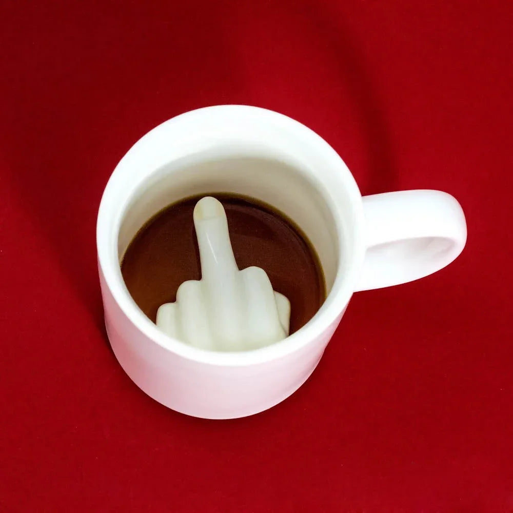 Vue de côté de la tasse humoristique en céramique