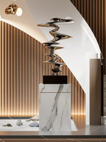 Détail de la sculpture argentée en résine