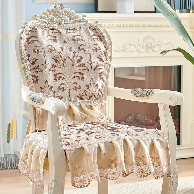 Le fauteuil décoratif avec des motifs floraux sculptés et une magnifique garniture en dentelle constitue une pièce d'ameublement élégante et raffinée dans cet intérieur chic.