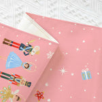 Une image de fond festif rose clair avec des motifs de Noël colorés, des flocons de neige et des cadeaux.