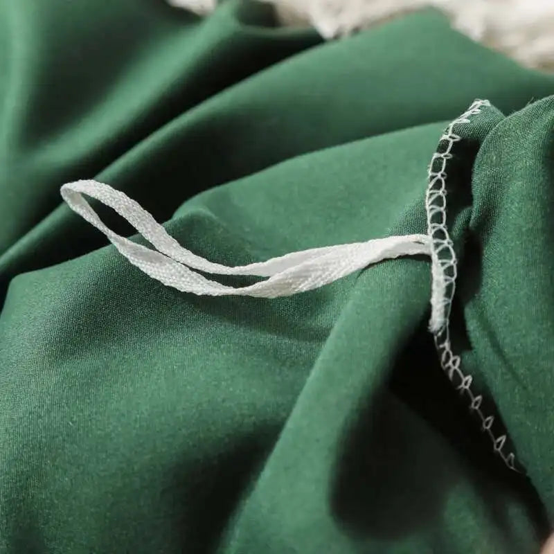 Drap plat vert complétant l'ensemble de literie