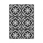 Carreaux noirs et blancs avec des motifs décoratifs géométriques.