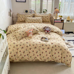 Détail du motif floral vintage de la housse de couette marron