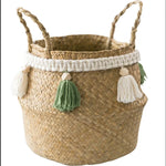 Panier de rangement en jonc de mer blanc pliable sur une table en bois