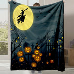 Scène nocturne d'Halloween avec une sorcière volant sur son balai, des citrouilles allumées, un chat noir et des pierres tombales sous une pleine lune.