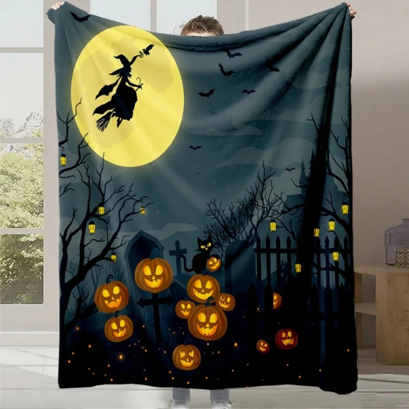 Scène nocturne d'Halloween avec une sorcière volant sur son balai, des citrouilles allumées, un chat noir et des pierres tombales sous une pleine lune.
