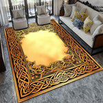 Un magnifique tapis au design celtique, doré et noir, ornant le centre d'un salon confortable meublé avec soin.