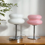 Veilleuse LED en verre design italien avec abat-jour jaune sur table de chevet
