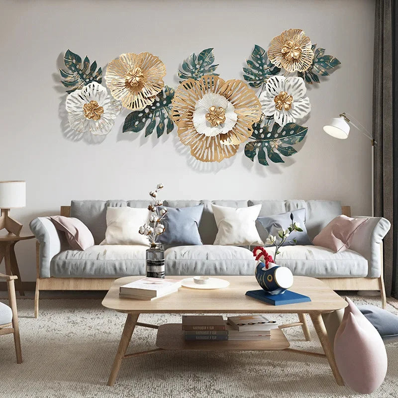 Décoration murale en fer forgé accrochée au mur dans un salon