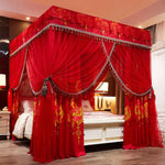 Lit à baldaquin rouge décoré d'ornements dorés, créant un environnement luxueux et opulent dans cette chambre.