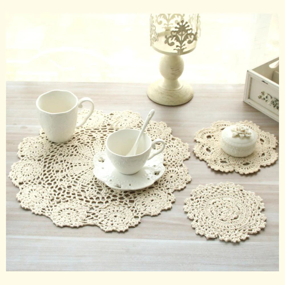 Napperon crochet moderne en coton beige sur table en bois