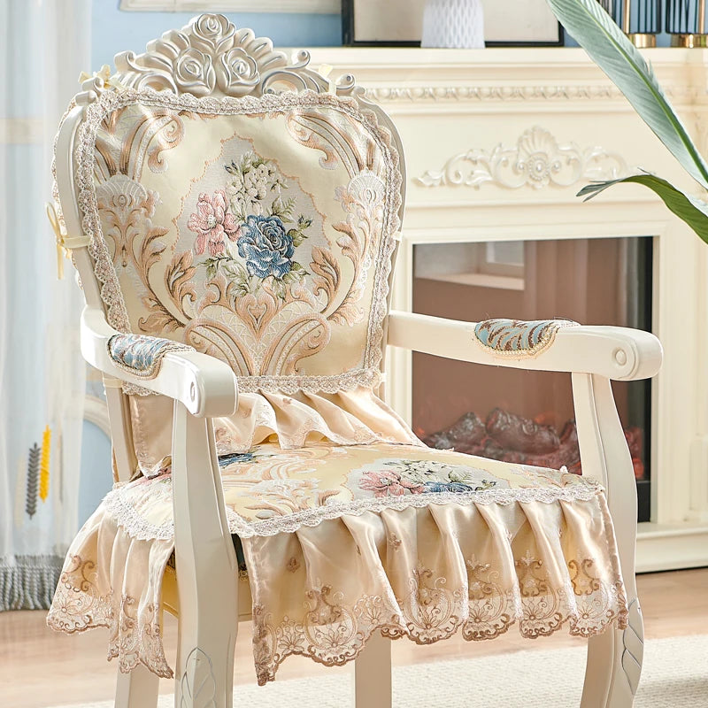 Un fauteuil élégant et décoré de fleurs, avec un dossier sculpté, des bordures ornementées et une assise rembourrée, évoquant un style vintage et luxueux.