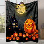 Une scène d'Halloween impressionnante avec un manoir hanté, une lune pleine, des chauves-souris et de nombreuses citrouilles illuminées.