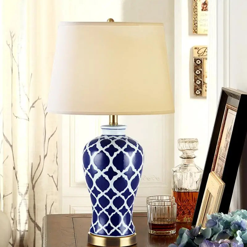 Lampe de chevet traditionnelle allumée dans une chambre