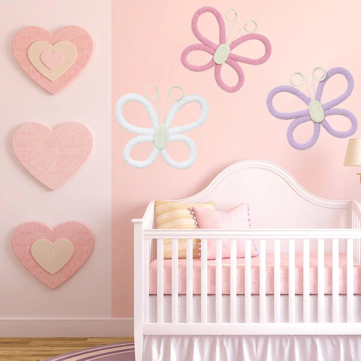 Les deux pièces de décoration murale posées sur une table comme set de table