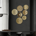 Décoration murale ronde dorée dans un intérieur moderne avec éclairage