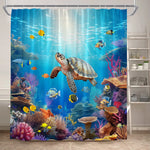 Rideau de douche pour caravane avec impression réaliste d’une tortue nageant parmi des poissons tropicaux et des coraux colorés dans un océan bleu lumineux.