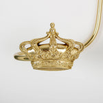 Une couronne dorée ornée de motifs floraux et de détails délicats, symbolisant le pouvoir et la majesté.