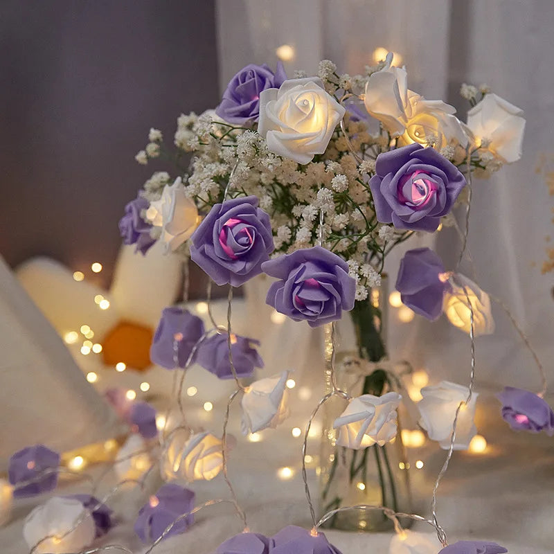 Guirlande lumineuse rose suspendue dans une chambre