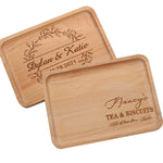 Plateau de service en bois rustique couleur olive sur table en bois