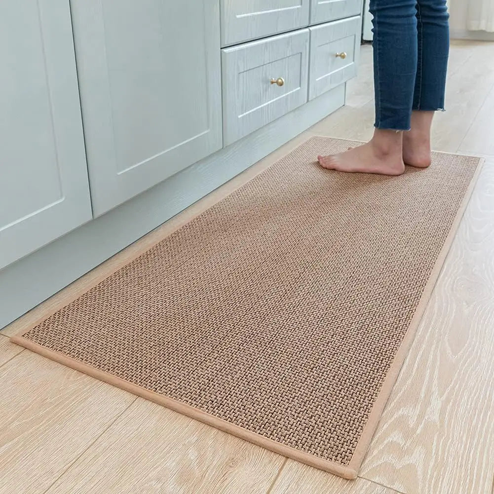 Tapis de cuisine antidérapant en lin beige et gris devant un évier